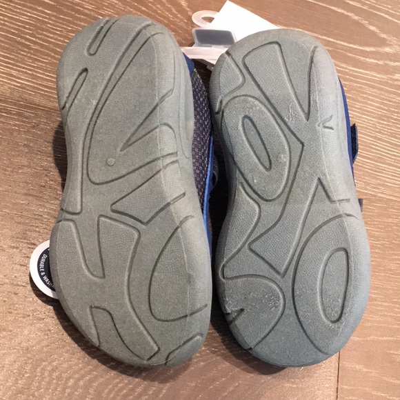 NWT! OSH KOSH BGOSH boys velcro shoes. Size 7. Durable and washable. - Picture 5 of 5